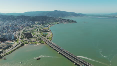 Puente-Pedro-Ivo-Campos-En-Florianópolis-En-Un-Día-Bullicioso-Y-Con-Mucho-Tráfico