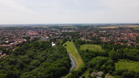 Vista-Aérea-De-Establecimiento-De-Una-Pequeña-Ciudad-Europea,-Kalocsa,-Hungría