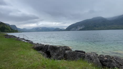 Vista-Sobre-El-Lago-Vacío-Sankt-Wolfgangsee-Con-Alpes-Y-Montañas-En-Segundo-Plano.