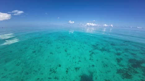 Océano-Turquesa-Claro-Balanceándose-Suavemente-Bajo-Un-Cielo-Azul,-Capturado-Desde-El-Punto-De-Vista-De-Un-Barco