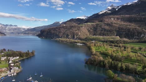 Drone-Avanzando-Sobre-Wessen-Y-El-Lago-Walensee,-Ofreciendo-Una-Vista-Impresionante-De-Los-Alpes-Suizos.