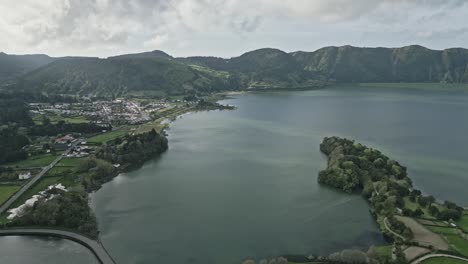 Siete-Ciudades-A-Orillas-Del-Lago-Azul-O-Lagoa-Azul,-Isla-De-Sao-Miguel,-Archipiélago-Portugués-De-Las-Azores,-Portugal