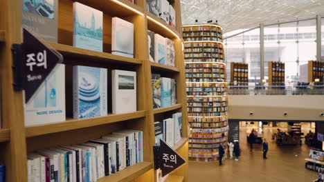 Interior-De-La-Biblioteca-Starfield-En-El-Centro-Comercial-Coex-Visto-Desde-La-Escalera-Mecánica-Que-Sube-Al-Segundo-Piso-En-Suwon,-Corea-Del-Sur