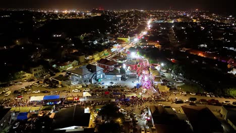 órbita-Panorámica-Aérea-Sobre-Artistas-Del-Desfile-De-Carnaval-Bailando-Por-La-Noche