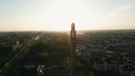 Volando-Hacia-La-Torre-Del-Reloj-Al-Atardecer-En-La-Ciudad-De-Mira-En-El-Sur-De-Véneto,-Norte-De-Italia