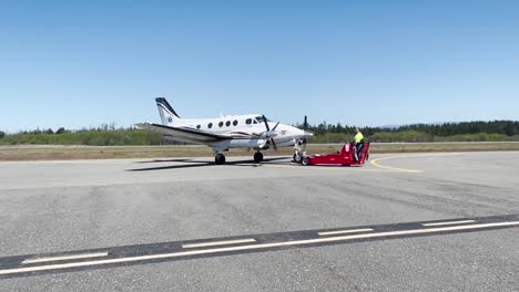 Trabajador-De-Tierra-En-El-Aeropuerto-Regional-Del-Condado-De-Del-Norte-En-Crescent-City-Taxis-En-Un-Avión-De-Vuelo-Cal-ore-Life