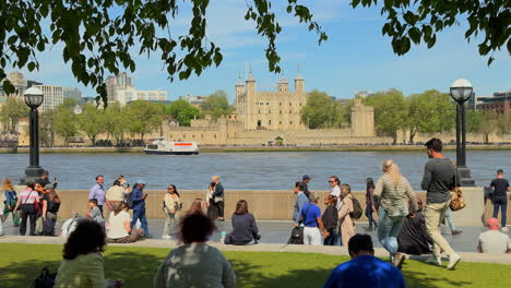 The-Tower-of-London-from-the-south-side-of-the-river-Thames-on-a-sunny-lunchtime