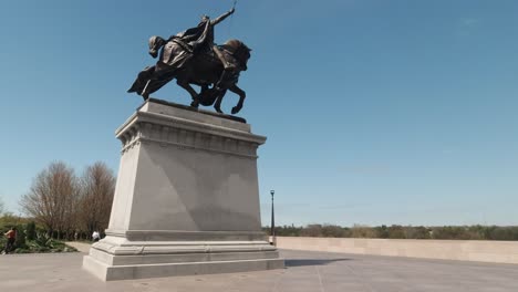 Apotheosis-Horse-Statue-in-Saint-Louis-with-Visitors-in-Missouri,-USA