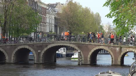 Fußgänger-Und-Radfahrer-Passieren-Eine-Brücke-In-Amsterdam