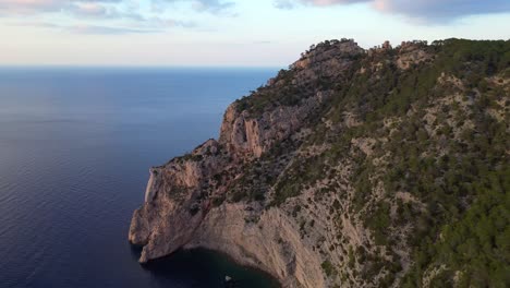 Ibiza-Klippe-Am-Meer-Sonnt-Sich-Im-Warmen-Schein-Des-Sonnenuntergangs