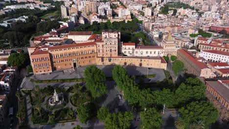 Royal-Palace-in-Palermo,-Sicily,-Italy---Cinematic-Establishing-Drone-Shot