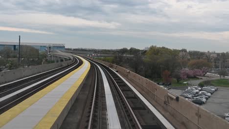 Sobre-Tierra-Hasta-El-Aeropuerto-De-Nueva-York-Con-Vistas-A-American-Airlines,-Estados-Unidos.