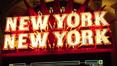 Blinkendes-Schild-„New-York-New-York-Hotel-Casino-Resort“,-Nahaufnahme