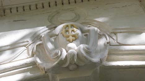 Slow-orbiting-shot-of-a-coat-of-arms-on-the-facade-of-a-villa-in-Pignan