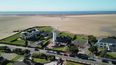 Umgebauter-Leuchtturm,-Strand-Von-Hoylake-An-Einem-Sonnigen-Nachmittag---Umlaufbahn-Einer-Drohne-Zeigt-Wunderschöne-Landschaft,-Wirral,-Großbritannien