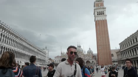 Menschen,-Die-Den-Berühmten-Markusplatz-Mit-Dem-Glockenturm-Campanile-In-Venedig,-Italien-Besuchen