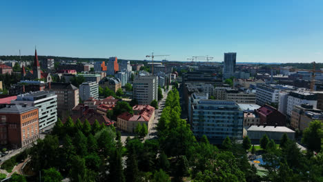 Toma-Aérea-De-Seguimiento-De-Los-Distritos-De-Kyttala-Y-Jussinkyla-En-Tampere,-Finlandia.