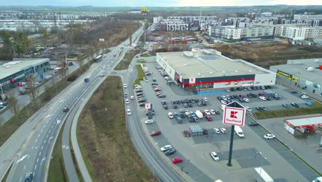 Tienda-Kaufland-En-La-Ciudad-De-Szczecin,-Polonia---Toma-Aérea-De-Un-Drone