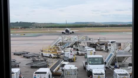 Ein-Flagcarrier-Der-Irischen-Billigfluggesellschaft-Ryanair-Bereitet-Sich-Auf-Den-Start-Vor,-Ist-Auf-Der-Landebahn-Des-Flughafens-Adolfo-Suárez-Madrid-Barajas-In-Madrid,-Spanien-Zu-Sehen