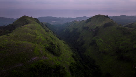 Puesta-De-Sol-Sobre-La-Naturaleza-Verde-De-Bukit-Teletubbies-Hill-Nusa-Penida-En-Bali,-Indonesia