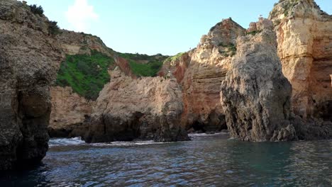 Hoch-Aufragende-Kalksteinfelsen,-Meereshöhlen-Und-Einzigartige-Felsformationen-Von-Ponta-Da-Piedade,-Algarve,-Lagos,-Südportugal