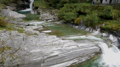 Arroyo-Con-Cascada-En-El-Hermoso-Valle-De-Verzasca,-Lavertezzo