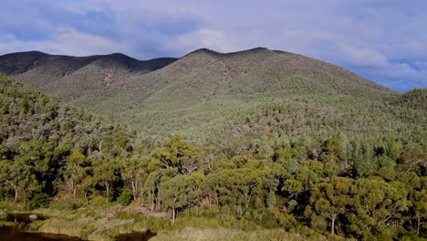 Vista-Aérea-Del-Río-Nevado-Inferior-En-El-Parque-Nacional-Kosciuszko-Con-Montañas-Y-Bosques-Salvajes,-Nueva-Gales-Del-Sur,-Australia