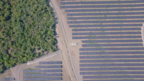 Instalación-De-Paneles-Solares-Para-Energía-Renovable-Verde