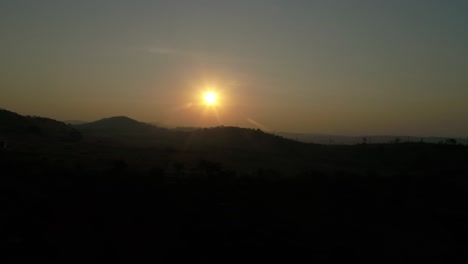 Drone-Donde-Ocurre-La-Puesta-De-Sol-Y-Se-Ve-El-Gran-Bosque