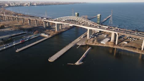 Die-Skyway-Bridge-über-Ruhige-Gewässer-In-Hamilton-Tagsüber,-Wenig-Verkehr,-Luftaufnahme