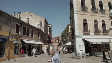 Escena-Típica-De-Gente-Y-Cafés-En-Las-Calles-De-Venecia,-Italia.