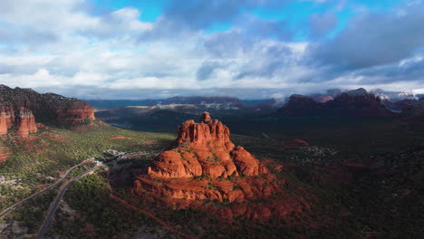 Bell-Rock-Butte-Durante-La-Puesta-De-Sol-En-Sedona,-Arizona,-Estados-Unidos