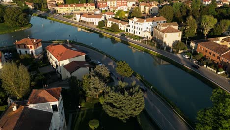 Vista-Aérea-De-La-Ciudad-De-Mira-En-El-Río-Brenta,-Riviera-Del-Brenta-En-Véneto,-Norte-De-Italia.