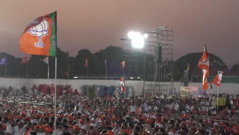 Partido-Bhartiya-Janta-Bjp-Banderas-Políticas-Ondeando-Durante-La-Campaña-Electoral-De-Lok-Sabha-Manifestación-Pública-Por-El-Primer-Ministro-Indio-Narendra-Modi