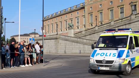 Policía-Y-Gente-En-Procesión-Real-En-Celebración-Del-Día-Nacional-De-Suecia,-Toma-En-Cámara-Lenta