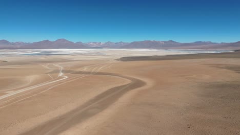 Salar-De-Uyuni-Bolivia-Sudamérica-Desierto-Salinas-Paisajes-Vista-Aérea-Drone-Montañas