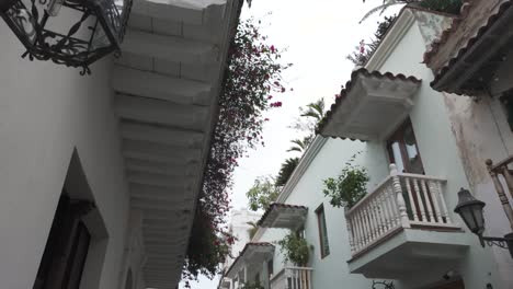 Colonial-architecture,-balconies-with-flowers,-buildings-in-Cartagena,-Colombia