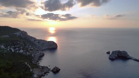 Sonnenuntergang-Auf-Ibiza-Mit-Blick-Auf-Eine-Felsige-Klippe-Und-Das-Ruhige-Meer