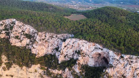 Acantilado-Costero-De-Ibiza-Disfrutando-Del-Cálido-Resplandor-Del-Atardecer