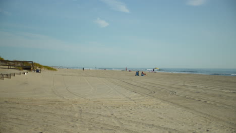 La-Gente-Se-Relaja-En-Una-Playa-Vacía-En-Nueva-Jersey.