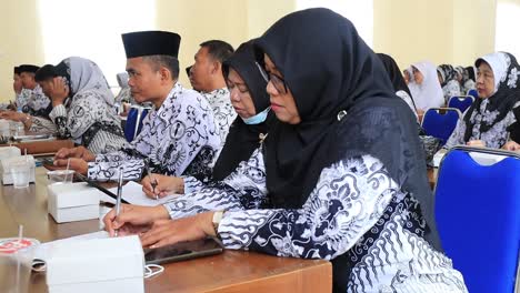 Eine-Gruppe-Von-Lehrern-Trifft-Sich-Am-21.-September-2022-In-Pekalongan,-Indonesien