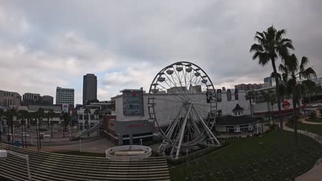 Bewölkter-Tag-Am-Long-Beach-Mit-Riesenrad-Und-Stadtbild,-Fernsicht,-Ruhige-Stimmung