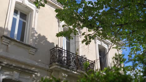 Toma-De-Establecimiento-Lento-De-Varias-Ventanas-Y-Un-Balcón-En-Una-Villa-En-Pignan.