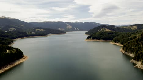 Imágenes-Cinematográficas-De-Drones-Aéreos-De-4k-Volando-Sobre-Un-Hermoso-Lago-En-Los-Cárpatos-Rumanos-En-Un-Lugar-Llamado-Lago-Voineasa