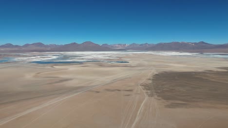 Salar-De-Uyuni-Bolivia-Sudamérica-Desierto-Salinas-Paisajes-Vista-Aérea-Drone-Montañas