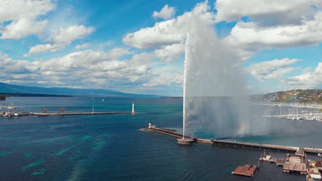 Filmischer-Luftschwenk-Um-Video-Des-Genfer-Springbrunnens-In-Der-Schweiz-An-Einem-Heißen-Und-Sonnigen-Tag-Am-Wasser-Mitten-Am-Tag