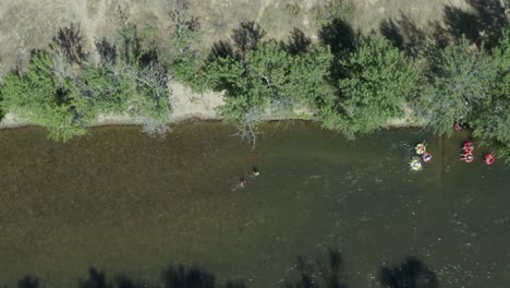 Drohnenaufnahmen-Von-Menschen,-Die-Im-Sommer-Den-Boise-River-Hinuntertreiben