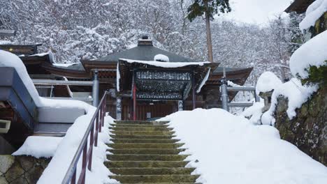 Schnee-Fällt-über-Buddhistischen-Tempel-In-Yamadera,-Japan