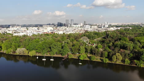 Vista-Del-Distrito-De-Edificios-De-Oficinas-Del-Horizonte-De-La-Ciudad,-Drone,-Bucarest-Rumania