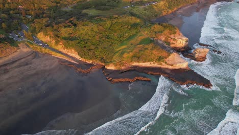 Sunny-Morning-At-Muriwai-Scenic-Lookout-In-Waitakere,-Muriwai,-New-Zealand